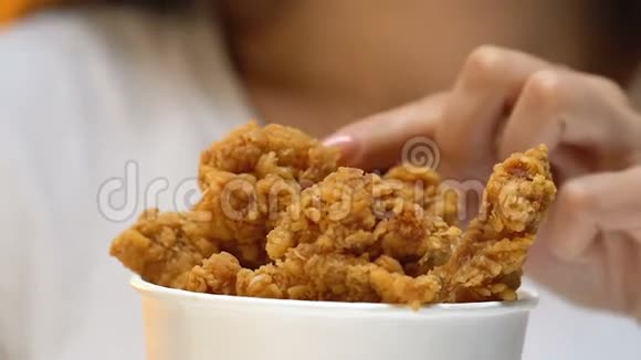满意的年轻女人吃着肥脆的炸鸡胃口大开关门大吉视频的预览图