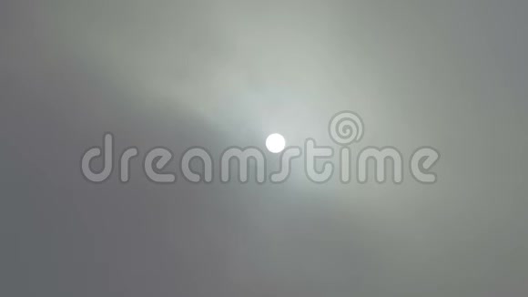 太阳的圆盘穿过浓雾视频的预览图