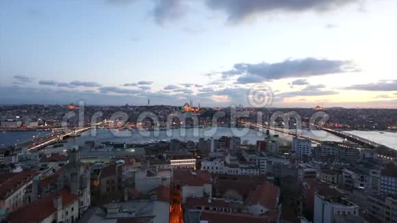 伊斯坦布尔的广角景色傍晚阿塔图尔克大桥金角大桥和加拉塔大桥的美丽景色视频的预览图