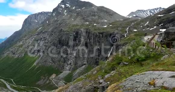 挪威安达在著名的山路附近的Stigfossen瀑布挪威地标视频的预览图