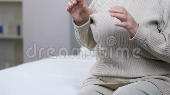 淘气的老年女性拒绝在养老院吃粥不好吃的食物视频的预览图