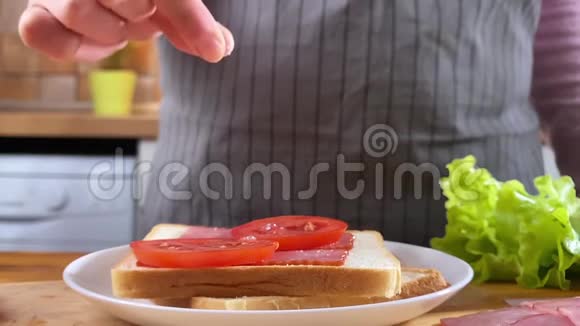 厨房里有女人盐三明治视频的预览图