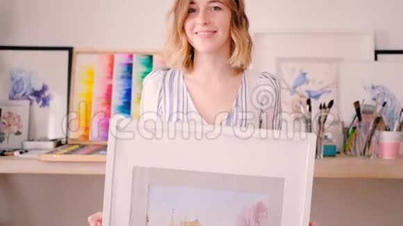 艺术家天才微笑女士水彩艺术工作室视频的预览图