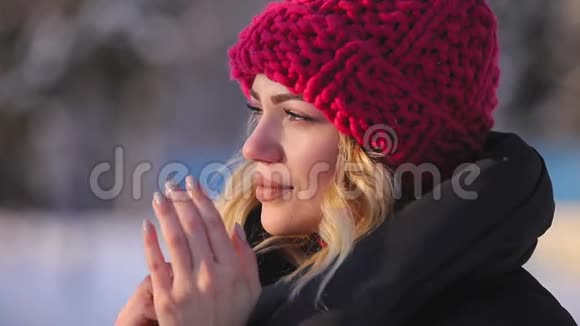 女人在寒冷的冬日暖手慢动作视频的预览图