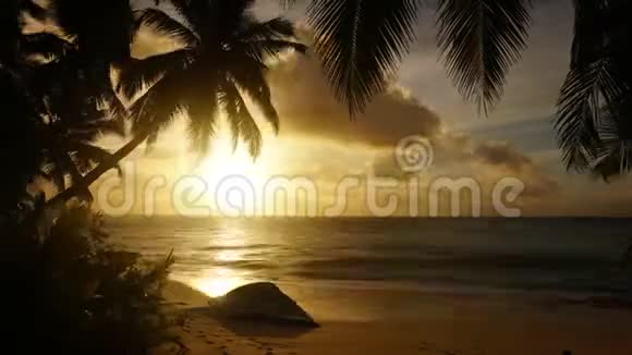 塞舌尔的夕阳映衬印度洋视频的预览图