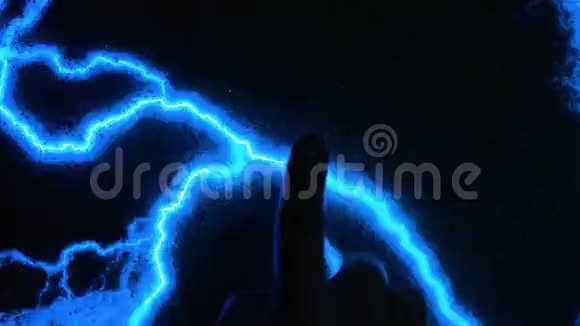 抽象的蓝色闪电一个人摸他的手去通电aura扫描人体电磁场扫描了一下视频的预览图