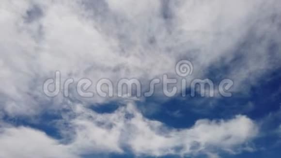 在夏日美丽的蓝天中白色蓬松的云彩形成了可怕的时间流逝它具有光效和短暂的运动视频的预览图