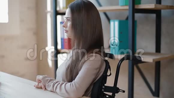 残疾青年妇女在办公室与大学交谈视频的预览图