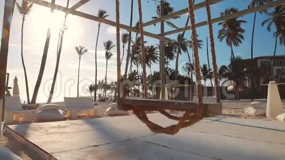 热带海滩上的木制秋千在天堂放松视频的预览图
