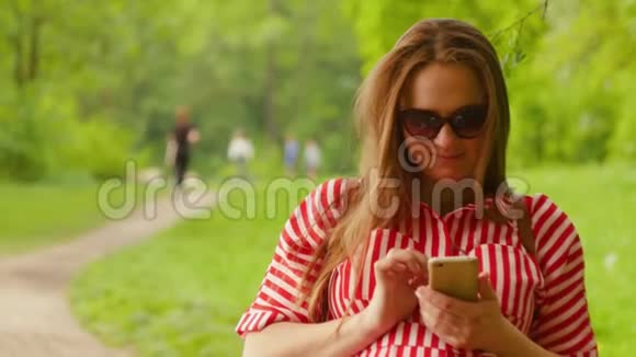 孕妇一手握电话快速打卡留言留园中弹视频的预览图