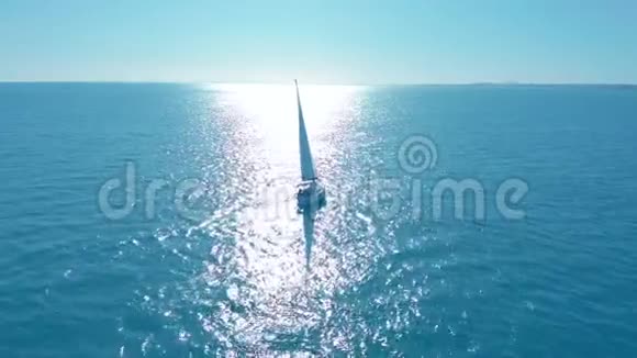 空中观景传统游艇横渡大海视频的预览图