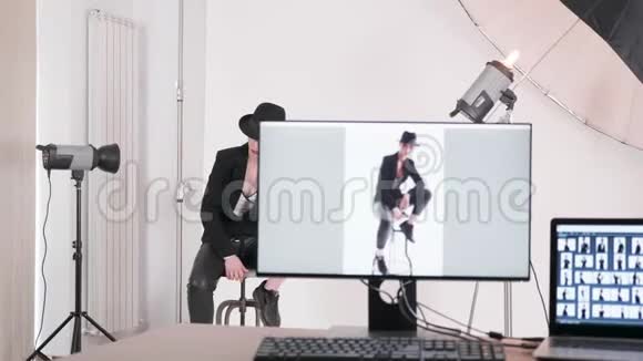 职业模特坐在椅子上向摄影师摆姿势视频的预览图