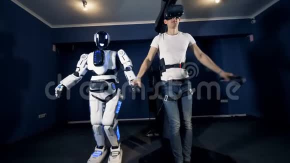 年轻人玩游戏使用VR设备和机器人特写视频的预览图