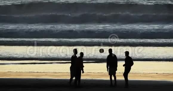 诺曼底太阳落山的卡堡海滩足球比赛实时4K视频的预览图