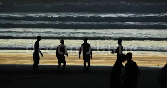 诺曼底太阳落山的卡堡海滩足球比赛实时4K视频的预览图