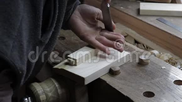 男木匠用凿子把木板劈成松木架子视频的预览图