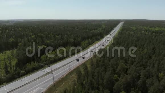 白色卡车通过繁忙公路的空中景观4K视频的预览图
