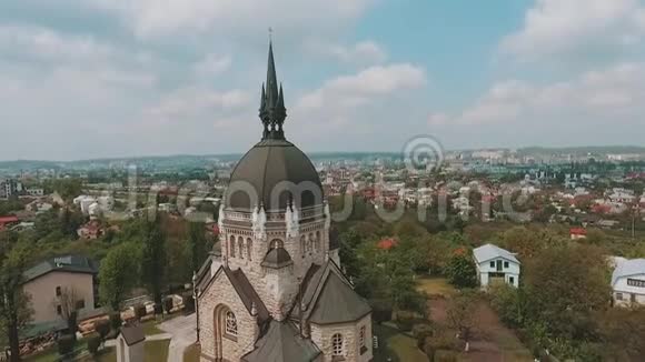 美丽的鸟瞰房屋屋顶欧洲古城视频的预览图