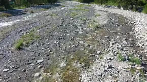 飞过一条山河的无人机低空射击视频的预览图