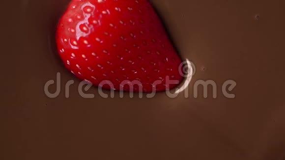 成熟草莓的宏观视频缓慢地淹没在融化的巧克力中制作天然糖果视频的预览图