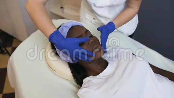 美容师为非洲女性客户做放松按摩视频的预览图