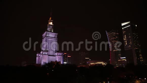 波兰华沙文化和科学宫夜晚的城市被照亮视频的预览图