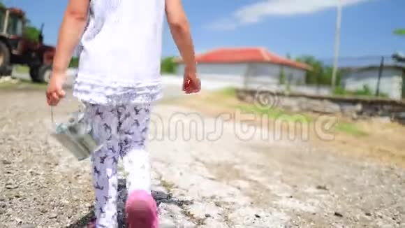 快乐的小女孩带着草莓篮子在花园里跑步农村种植的水果和蔬菜视频的预览图