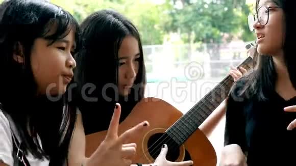 亚洲少年弹吉他唱歌视频的预览图
