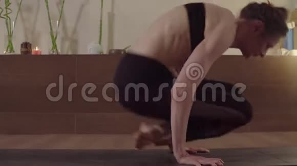 练习瑜伽的年轻女子阿尔达帕德马萨纳双胞胎视频的预览图