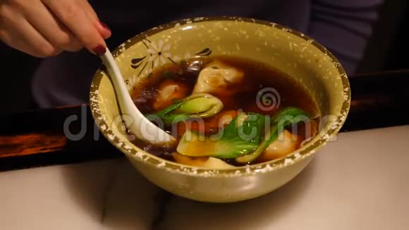 亚洲食物在碗里打汤视频的预览图