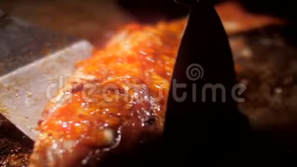 熟练的当地厨师用甜芒果酱翻过鱼视频的预览图