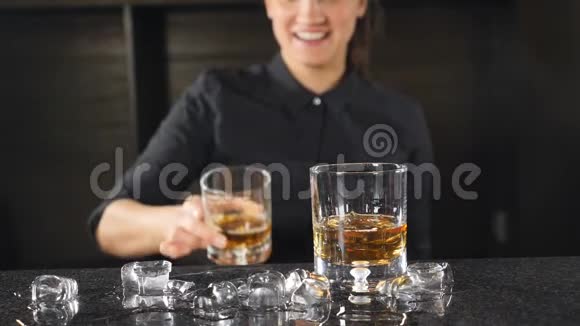 在夜总会酒吧鸡尾酒制作概念一个面目全非的女酒保把一杯酒精饮料视频的预览图