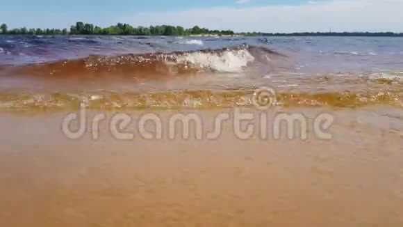 河边的波浪视频的预览图