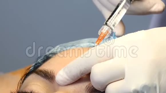 用套管做面部美容手术的特写镜头现代美容诊所接受面部注射的中年妇女视频的预览图