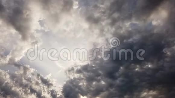 可怕的多云天空在时间流逝密集的堆在空中漂浮视频的预览图