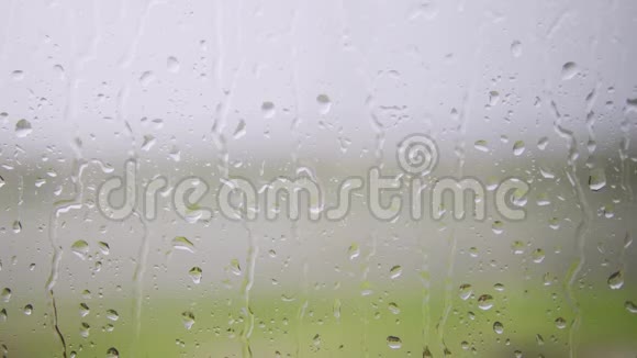 大雨落在窗户表面视频的预览图