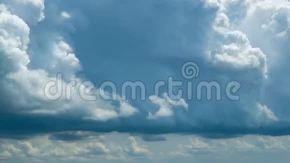 蓬松的白云蓝天雨的时间流逝运动背景天空中形成的云彩自然环境云视频的预览图