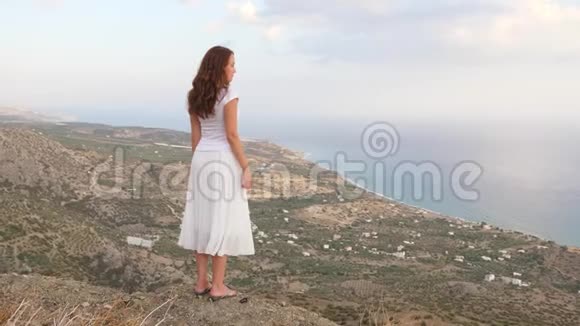 山顶上的女人看着大海全景克里特岛视频的预览图