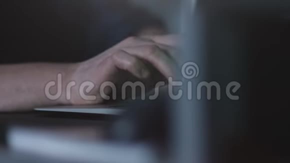 关闭人的手在笔记本电脑键盘在白天的灯光下打字现代技术概念视频的预览图