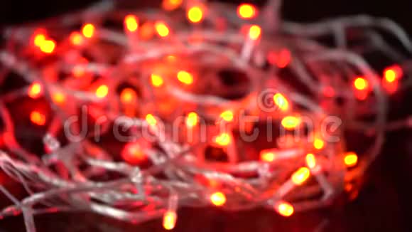 五彩灯光模糊理想作为抽象的圣诞假期背景视频的预览图