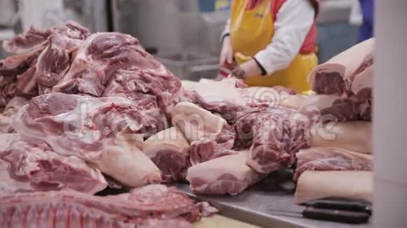肉类加工在肉类加工食品工业肉类厂新鲜生猪肉视频的预览图