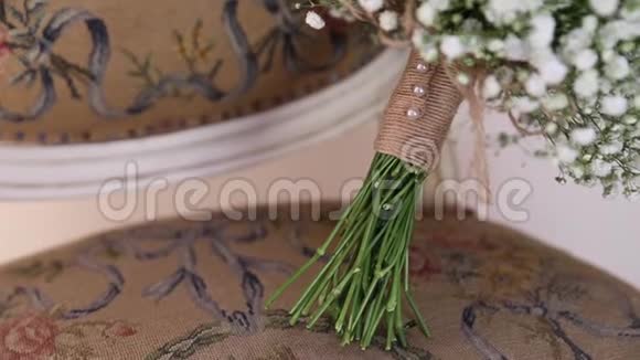 老式椅子上的新娘花束视频的预览图