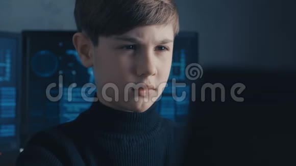 天才少年神奇黑客系统在网络空间可爱的孩子年轻的程序员开发人员在办公室工作的计算机视频的预览图