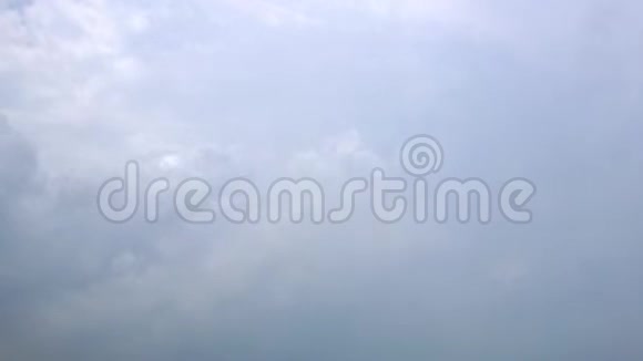 明亮的天空和云时程背景视频的预览图