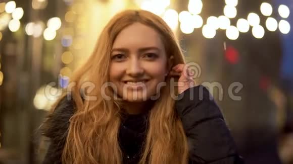年轻开朗微笑的女人在户外镜头中的肖像可爱的女孩在闪灯的背景下视频的预览图