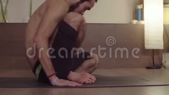 强壮的英俊男子练习瑜伽阿尔达帕德马萨纳双胞胎视频的预览图