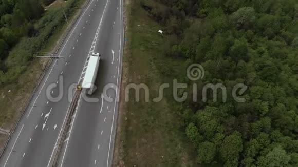 白色卡车通过繁忙公路公路立交桥立交桥的鸟瞰图汽车和卡车在路上行驶视频的预览图