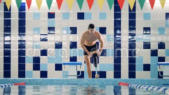 游泳者在游泳后修复他的腿部假体关闭视频的预览图