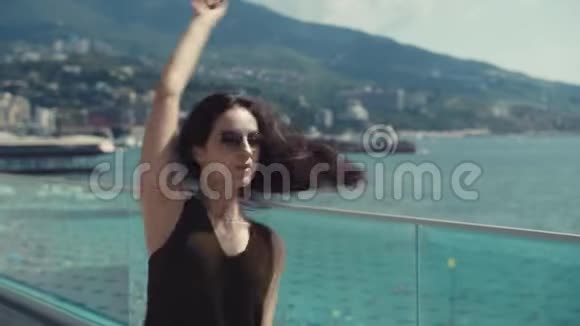 在大海的背景下跳舞的女孩视频的预览图