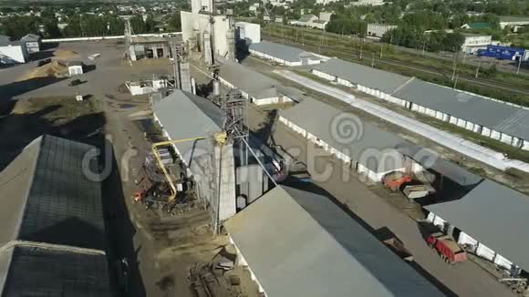 农业仓库谷物电梯设备俯视空中摄影视频的预览图